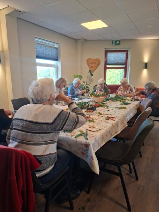 Lekker bezig met bloemschikken